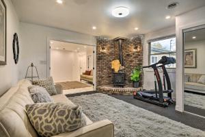 uma sala de estar com um sofá e um ginásio em Renovated Griffith Family Home in Chicagoland Area 