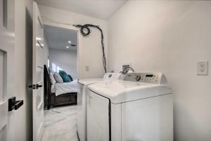 Ένα μπάνιο στο Renovated Griffith Family Home in Chicagoland Area +25 φωτογραφίες