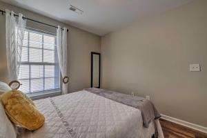 Φωτογραφία από το άλμπουμ του Modern Charlotte Townhome about 9 Mi to Downtown! σε Matthews