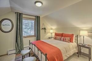 Posteľ alebo postele v izbe v ubytovaní St Marys Lakefront Cabin with Deck and Wood Stove!