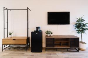 TV a/nebo společenská místnost v ubytování L3 Oasis Hotel