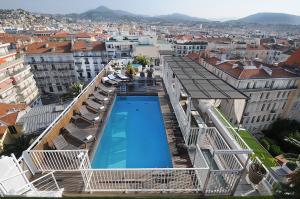 Bazén v ubytování Splendid Hotel & Spa Nice nebo v jeho okolí