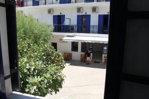 una ventana abierta con vistas a un edificio en Hotel Stavris, en Chóra Sfakíon