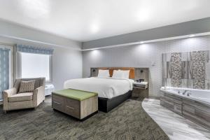 Habitación de hotel con cama y bañera en Best Western Plus Apple Valley Lodge Pigeon Forge en Pigeon Forge