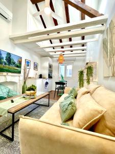- un salon avec un canapé et une table dans l'établissement BNBHolder PALACIO DE CRISTAL es MIA, à Madrid