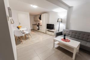 a living room with a couch and a table at Apartament Krakowska in Częstochowa