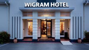 un hotel con un cartel en la parte delantera de un edificio en Wigram Hotel, en Christchurch