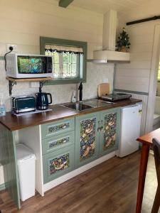 A kitchen or kitchenette at Shepherd's Cottage