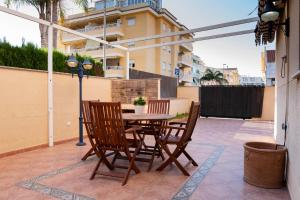 a patio with a table and chairs and a street light at Apartamento planta baja en playa Canet de Berenguer in Canet de Berenguer