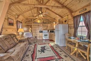 Cozy Augusta Cabin with Grill - Walk to Main St في Augusta: غرفة معيشة مع أريكة وثلاجة