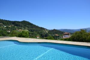 una gran piscina con montañas en el fondo en Paço de Calheiros - Turismo de Habitação, en Ponte de Lima