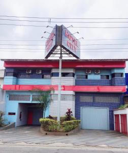 a building with a sign that reads love girl at Hotel City I in Santo André