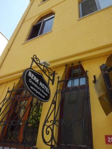 un panneau sur le côté d'un bâtiment jaune dans l'établissement Guest House - Grandma's House, à Istanbul