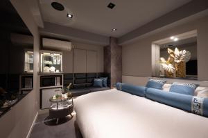 Postel nebo postele na pokoji v ubytování HOTEL VARKIN Ikebukuro Nishiguchi