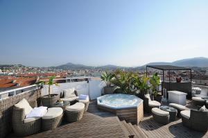 un patio avec des chaises et un bain à remous sur le toit dans l'établissement Splendid Hotel & Spa Nice, à Nice