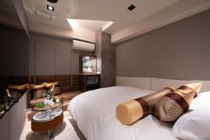 Postel nebo postele na pokoji v ubytování HOTEL VARKIN Ikebukuro Nishiguchi