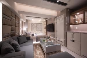 Posezení v ubytování HOTEL VARKIN Ikebukuro Nishiguchi