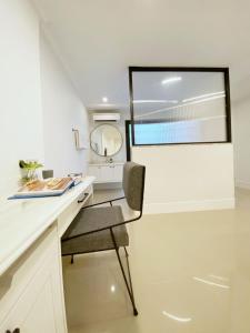 Cuina o zona de cuina de Loewys Home Tanjung Duren Jakarta Barat