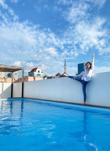 Piscina a Loewys Home Tanjung Duren Jakarta Barat o a prop