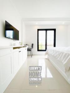 Televisor o centre d'entreteniment de Loewys Home Tanjung Duren Jakarta Barat