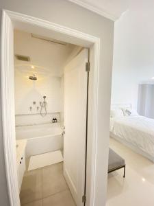 Llit o llits en una habitació de Loewys Home Tanjung Duren Jakarta Barat