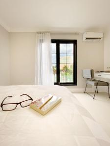 Llit o llits en una habitació de Loewys Home Tanjung Duren Jakarta Barat