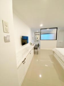 Llit o llits en una habitació de Loewys Home Tanjung Duren Jakarta Barat