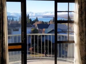 - une fenêtre avec vue sur la montagne dans l'établissement Creel House Bed and Breakfast, à Lac Tekapo