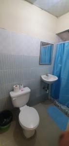 Kamar mandi di Hostal Brisas Calobrenas