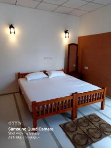 เตียงในห้องที่ La-Vira Beach Villa