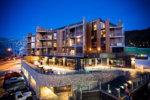 un edificio con un estacionamiento delante de él en St Falls Resort, en Falls Creek