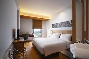 BATIQA Hotel Jababeka Cikarangにあるベッド