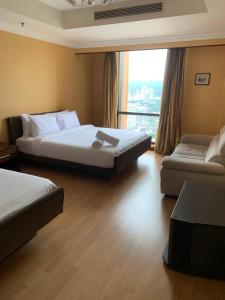 Times Square Kuala Lumpur JN في كوالالمبور: غرفة فندقية بسريرين ونافذة كبيرة