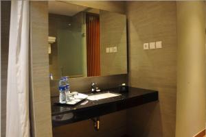 BATIQA Hotel Jababeka Cikarangにあるバスルーム