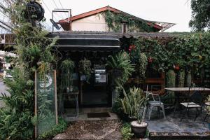 Ein Garten an der Unterkunft Baannokhook Home&Cafe