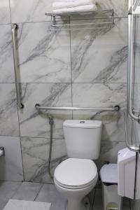 Ένα μπάνιο στο Harmonia Flats +46 φωτογραφίες