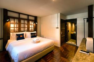una camera da letto con un grande letto con un cesto di Pak Ping The Cozy Living in Chiangmai a Chiang Mai