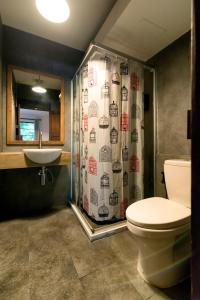 un bagno con un water e una tenda da doccia di Pak Ping The Cozy Living in Chiangmai a Chiang Mai