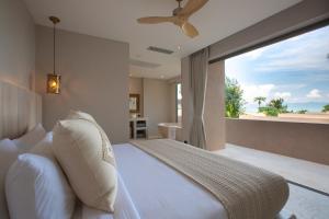 Schlafzimmer mit einem Bett und Meerblick in der Unterkunft Cielo Boutique Hotel & Spa Samui in Bophut 