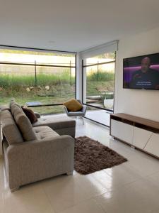 TV a/nebo společenská místnost v ubytování CASA MONTEBELLO CON PISCINA PRIVADA EN LA MESA