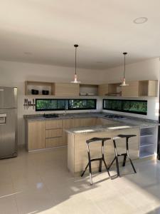 Kuchyň nebo kuchyňský kout v ubytování CASA MONTEBELLO CON PISCINA PRIVADA EN LA MESA