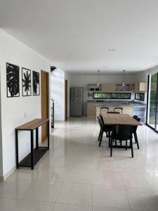 Kuchyň nebo kuchyňský kout v ubytování CASA MONTEBELLO CON PISCINA PRIVADA EN LA MESA