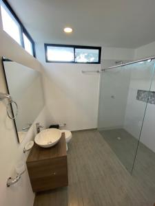 Koupelna v ubytování CASA MONTEBELLO CON PISCINA PRIVADA EN LA MESA