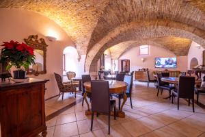 a dining room with a table and chairs at HOTEL TREVI Palazzo Natalini in Trevi
