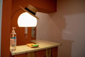- un bureau avec une lampe et une bouteille dans l'établissement Rallegranza, à Naples