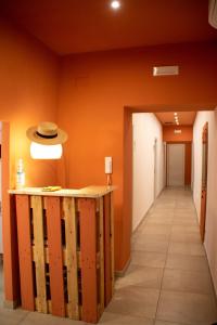 korytarz biura z pomarańczowymi ścianami i ladą w obiekcie Rallegranza w mieście Napoli