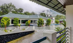 uma vista externa de uma casa com piscina em Misty Garden Resort and SPA em Munnar
