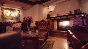 ein Wohnzimmer mit Sofas und einem Kamin in der Unterkunft Hotel VINO Adult Only in Kawaguchi