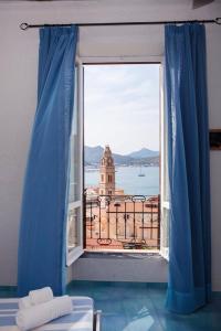 a room with a window with a view of a building at Guarinelli 88 in Gaeta