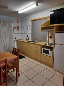 Kuchyň nebo kuchyňský kout v ubytování Hay Point Hotel/Motel